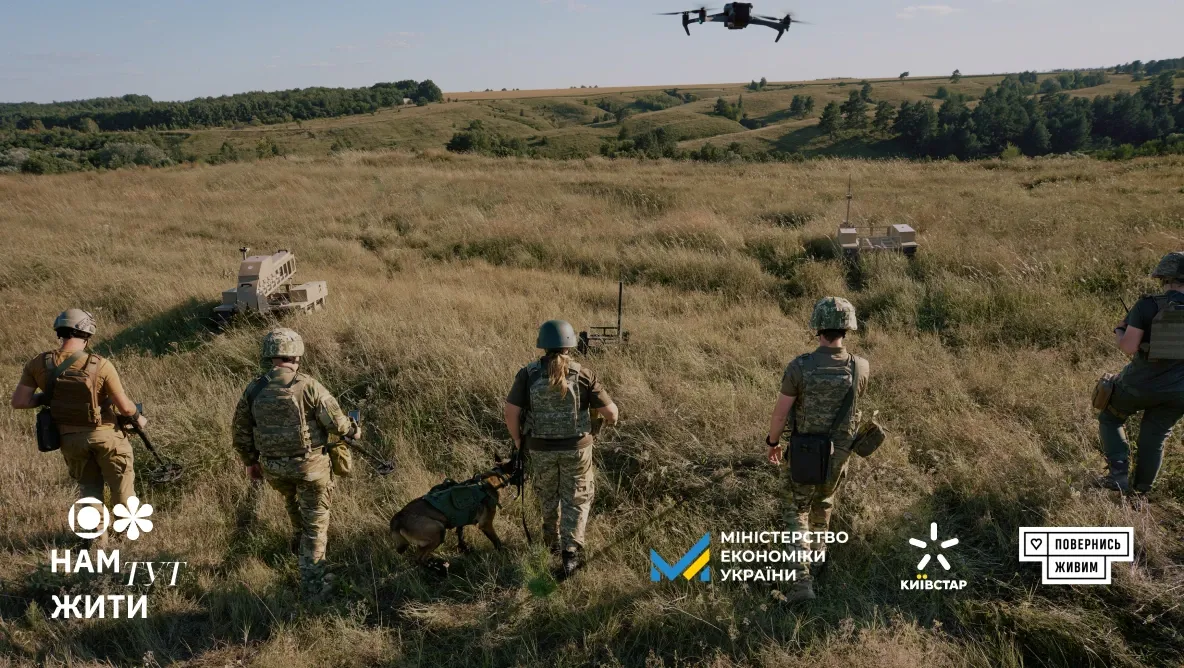 Військові розміновують поле за допомогою дронів і техніки в межах проєкту SafeHome 2 за підтримки Київстар.